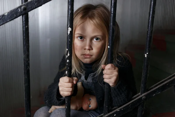 Miserável menina de pé na escada — Fotografia de Stock