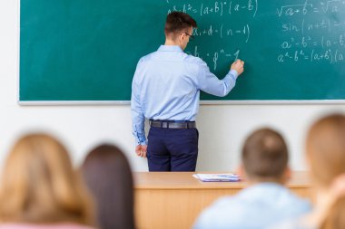 Profesör kara tahta yazma.