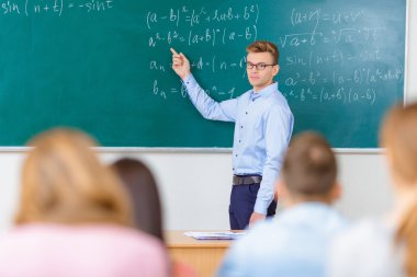 Üniversite profesörü bir soru soruyor.