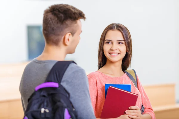 Étudiante souriant à son camarade de classe . — Photo