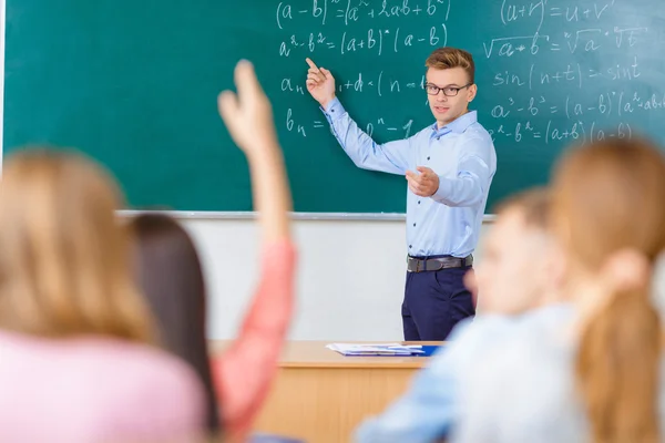 Professor escolhe o aluno para responder a sua pergunta . — Fotografia de Stock