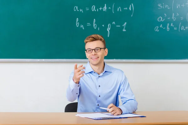 Profesor comprobando la asistencia de los estudiantes conferencia . —  Fotos de Stock