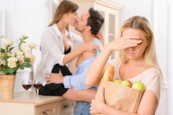 Woman sees her husband commiting adultery — Stock Photo, Image