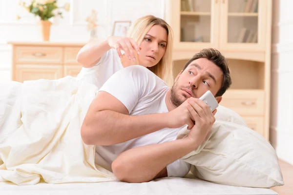 Esposo y esposa acostados en la cama — Foto de Stock