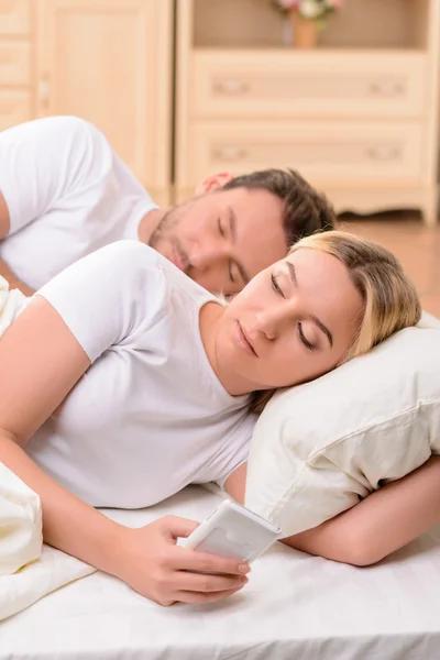 Mari et femme couchés au lit — Photo