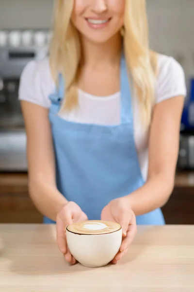 Trevlig servitris som står vid en räknare — Stockfoto