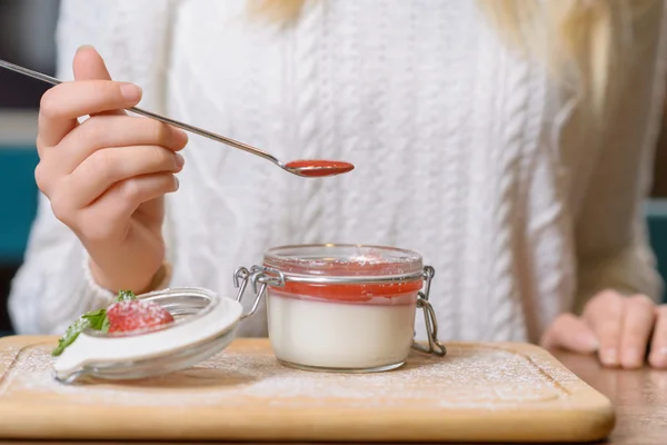 Piacevole ragazza seduta nel caffè — Foto Stock