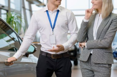 Satıcı hizmetlerini sunuyor.