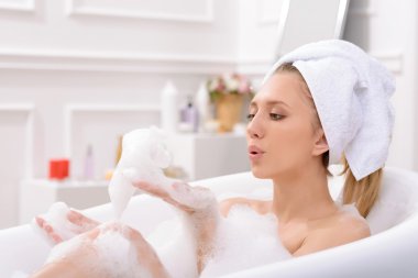 Çekici genç kadın banyo