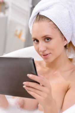 Çekici genç kadın banyo