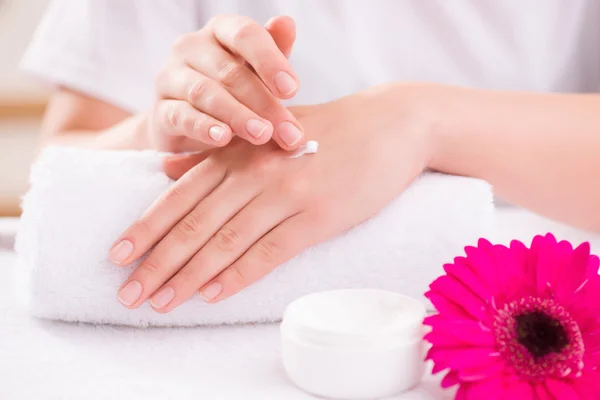 Agradable mujer haciendo masaje de manos — Foto de Stock