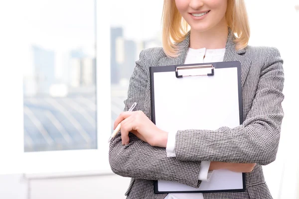 Confident businesswoman holding folder — Stockfoto