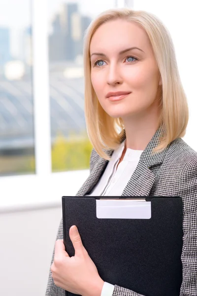 Berufstätige Geschäftsfrau bei der Arbeit beschäftigt — Stockfoto