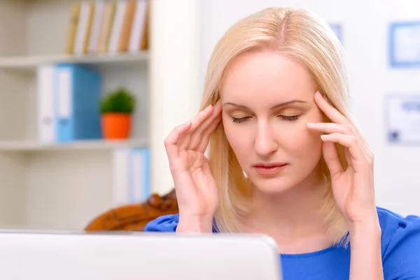 Professional lawyer sitting at the table — Stockfoto