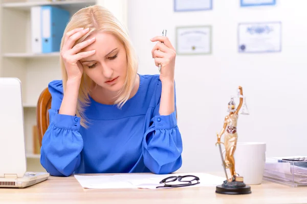 Professional lawyer sitting at the table — Stockfoto