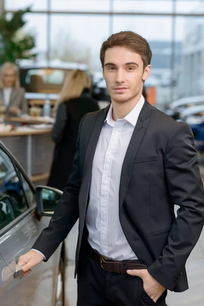 O cliente está prestes a abrir uma porta do carro. . — Fotografia de Stock