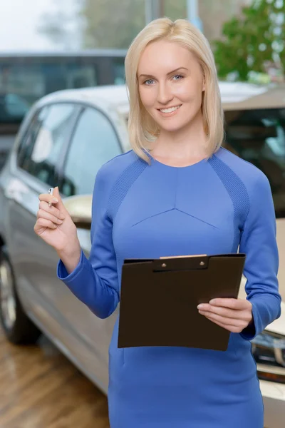 Attractive woman holding a clipboard — Stock Photo, Image
