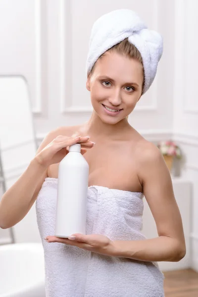 Pozitif kız şampuan şişesi holding — Stok fotoğraf