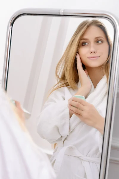 Donna piacevole che utilizza la crema per il corpo — Foto Stock