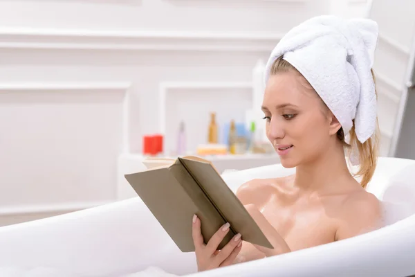 Attrayant jeune femme prenant un bain — Photo