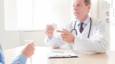 Doktor ilaç vererek ve etkinliğini garanti.