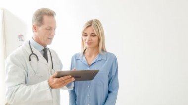 Doktor onun taşınabilir tablet kullanma.