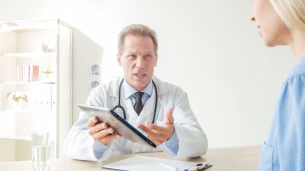 医師は彼のポータブル タブレットを使用しています。. — ストック動画