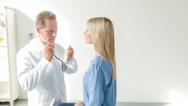 Doctor listening to the action of patients breathing. — Stock Video