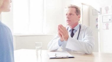 Doktor hastasına danışmanlık.