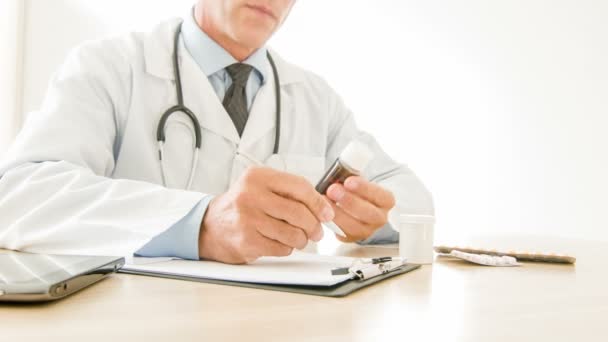 Médico que escreve prescrições médicas . — Vídeo de Stock
