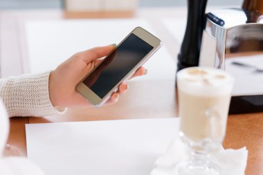 Bir akıllı telefon tutarak müşteri.
