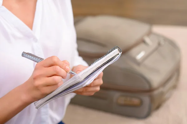 Junges Mädchen mit ihrem Notizbuch. — Stockfoto