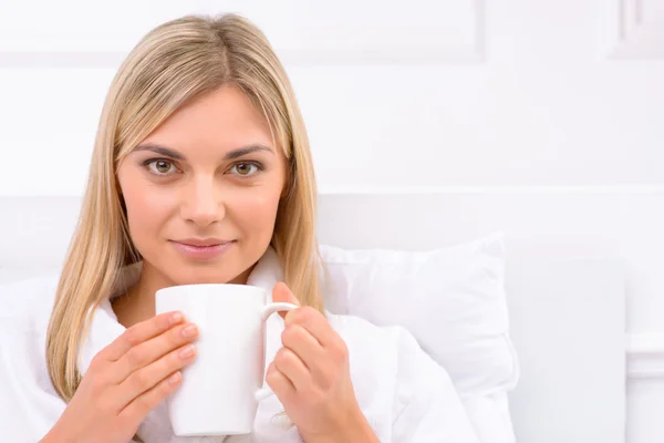 Jonge vrouw genieten van warme dranken. — Stockfoto