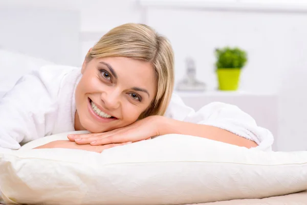 침대에 누워 있는 젊은 여자를 웃게 하는 모습. — 스톡 사진