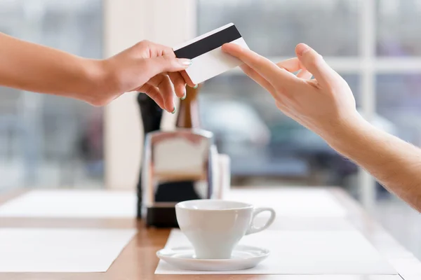 Garçonete está pegando cartão de crédito de um cliente . — Fotografia de Stock