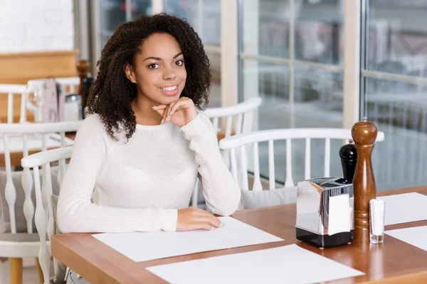 Junge Dame sitzt im Restaurant. — Stockfoto