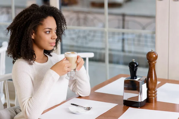 Jonge dame is het drinken van koffie. — Stockfoto