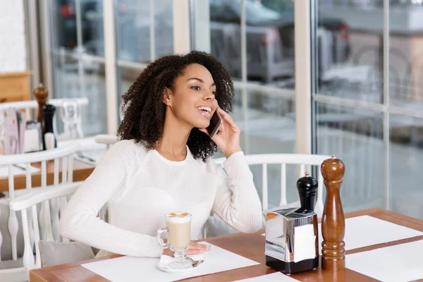 Jovem alegre fazendo telefonema . — Fotografia de Stock