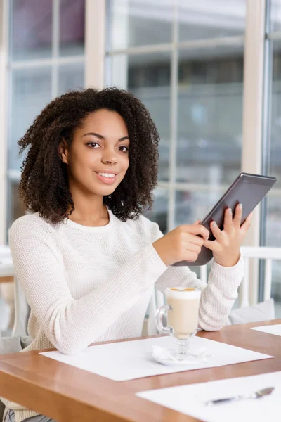 Restaurant klant poseren met draagbare Tablet PC. — Stockfoto