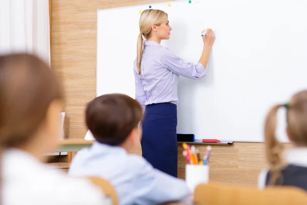 Profesor escribiendo en la pizarra . —  Fotos de Stock