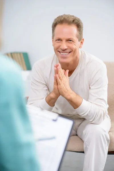 Senior man speaking with psychologist — Stok fotoğraf