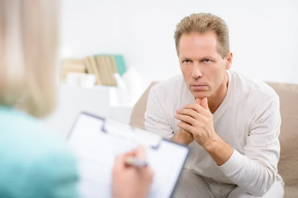 Senior man speaking with psychologist — Stock Photo, Image