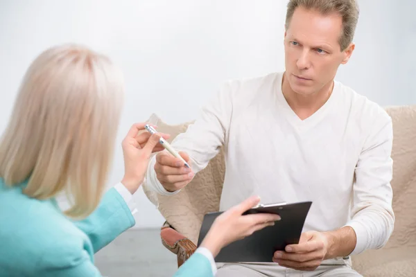 Senior man speaking with psychologist — Stock Fotó