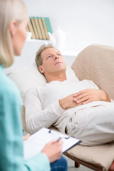 Senior man speaking with psychologist — Stockfoto