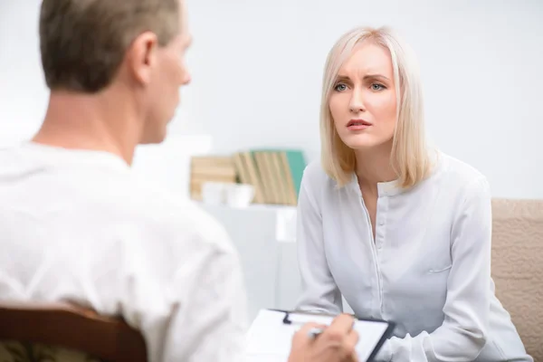 Frau spricht mit Psychologin — Stockfoto