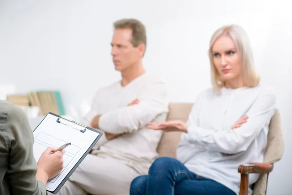 Couple adulte pendant la séance de thérapie psychologique — Photo