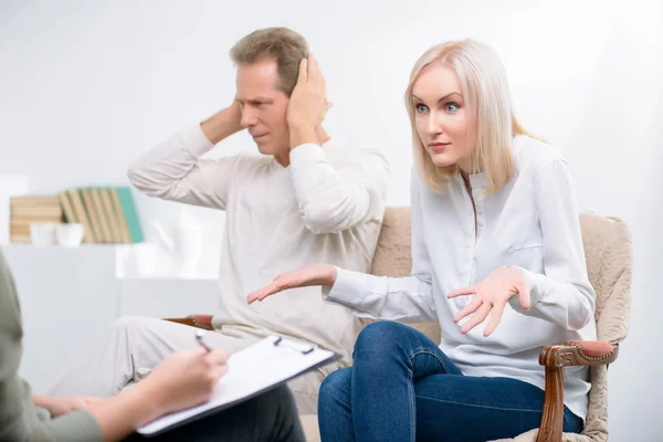 Coppia adulta durante la sessione di terapia psicologica — Foto Stock