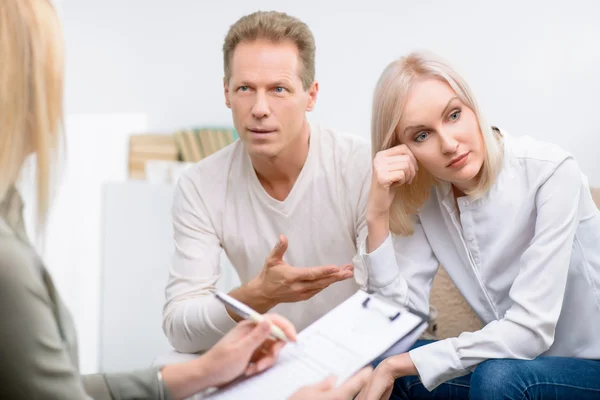 Adult couple during psychological therapy session — Stock fotografie