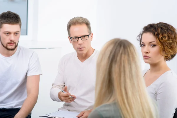 Psicologo che lavora con un gruppo di persone — Foto Stock