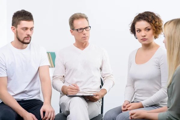 Psychologist working with group of people — Stock Photo, Image